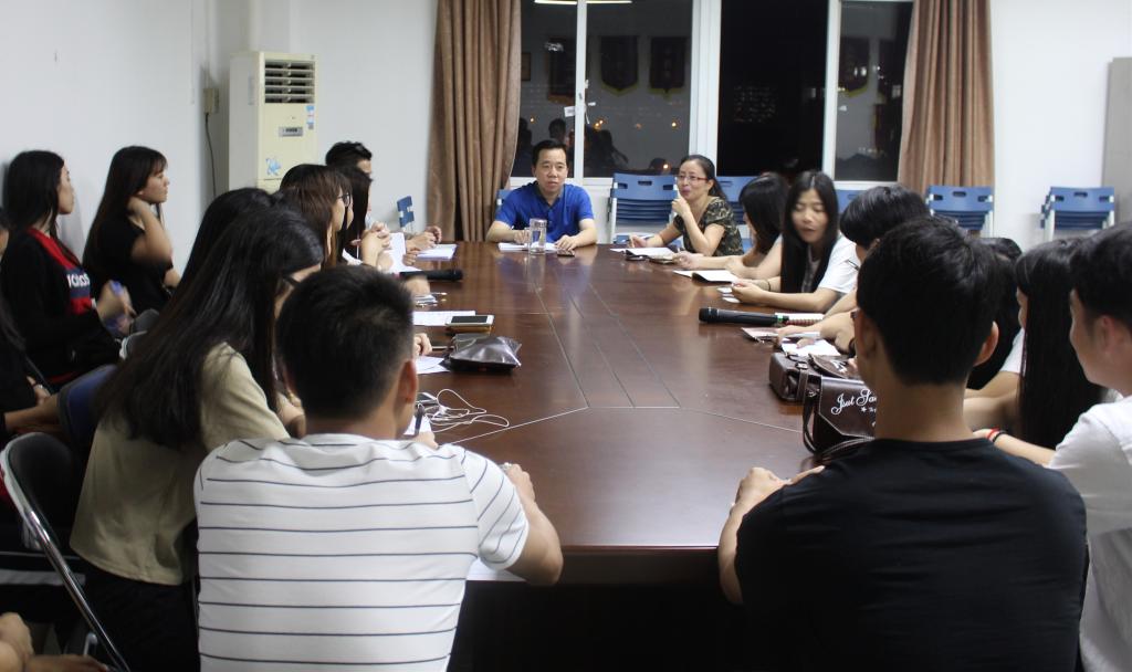 人文公司员工代表座谈会现场